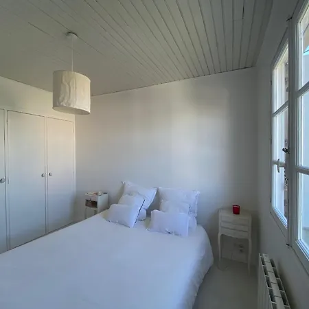 Maison 300 M De La Avec Un Bel Exterieur