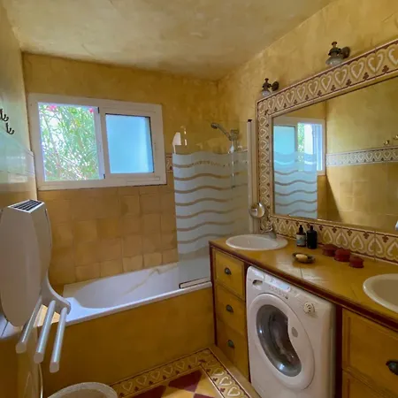 Maison 300 M De La Avec Un Bel Exterieur