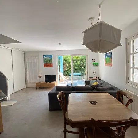 Maison 300 M De La Avec Un Bel Exterieur