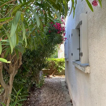 Maison 300 M De La Avec Un Bel Exterieur Holiday home *