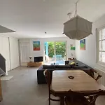 Maison 300 M De La Avec Un Bel Exterieur