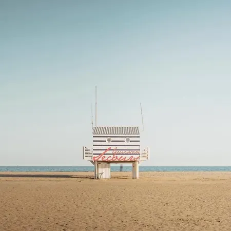 Maison 300 M De La Avec Un Bel Exterieur