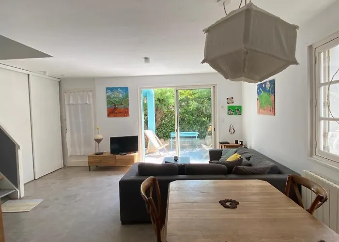 Maison 300 M De La Avec Un Bel Exterieur